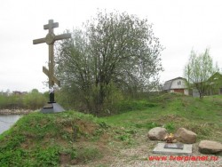 Крест и табличка, посвященная памяти Ф.Н.Глинки