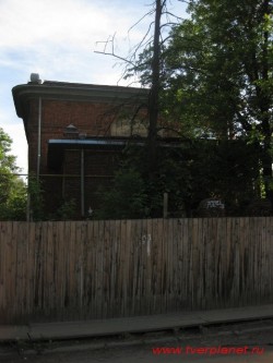 Училище имени А. Карпова, главный вход пока цел. Фото 2010 г.