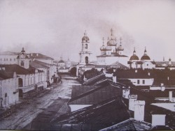 Первоначальный вид здания Гостиного Двора (дом слева). Фото 1880-х годов из коллекции ТГОМ