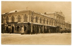 Здание Гостиного двора после реконструкции в 1888 году. Старинная открытка.