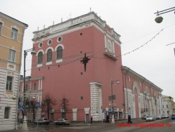 Здание театра, построенное на месте Гостиного двора в 1951 году. Фото 2011 года.