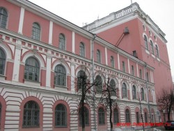 Остатки стен Гостиного двора со стороны Свободного переулка. Фото 2011 года.