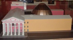 Макет реконструированного здания театра.