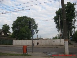 Место, где стоял дом с мезонином. Фото - лето 2012 г.