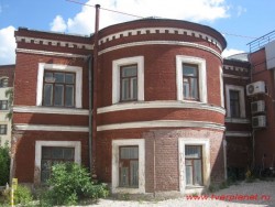 Полукруглый выступ в южной части флигеля. Фото 2010 года