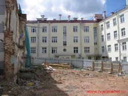 К строительству торгово-офисного центра все готово. Фото июнь 2011 года