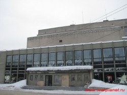Здание киноконцертного зала, вид со стороны ул. Рыбацкой. Фото 2011 года.