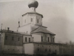 Церковь Алексея - человека Божия и примыкающие к ней царские чертоги. Фото из коллекции ТГОМ. Церковь Алексея - человека Божия и примыкающие к ней царские чертоги. Фото из коллекции ТГОМ.