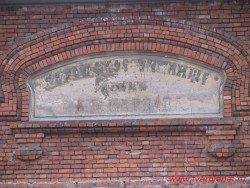 Полустертое название училища на стене училища 
