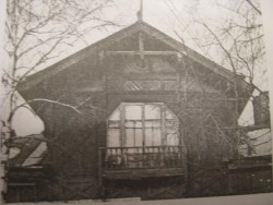 Мезанин дома Чаплина. Фотография из книги: Памятники архитектуры Тверской области. Фото 1990-х