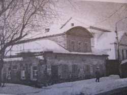 Жилой дом на бульваре Радищева. Фотография из книги: Памятники архитектуры Тверской области. Фото 1990-х