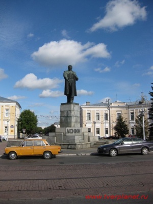 Памятник В.И.Ленину на одноименной площади