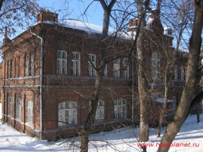 На этом здании  (колледж им. А.Н. Коняева) установлена мемориальная доска в честь А.Н. Коняева