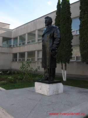 Памятник М.И. Калинину у Дворца творчества детей и молодежи