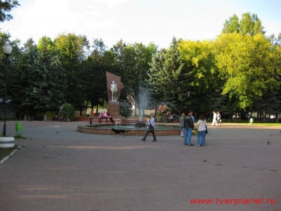 Фонтан напротив одного из корпусов ТГТУ  на проспекте Ленина