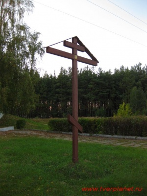 Крест рядом с гаубицей