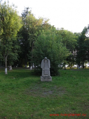 Памятник Святому у Успенского собора Отроч монастыря
