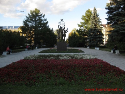 Памятник на площади мира