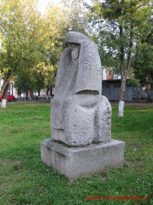 Памятник Святому у Успенского собора Отроч монастыря