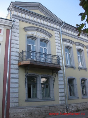 Часть дома с балконом