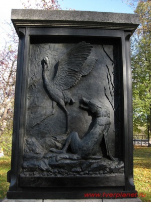 Горельеф у памятника И.А. Крылову