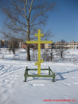 Крест у храма Серафима  Саровского