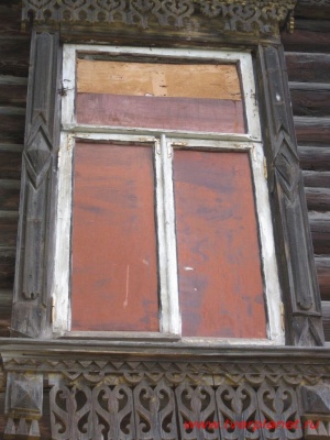 Окно дома, украшенное пропильной резьбой