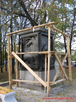 Стела с горельефами у памятника И.А. Крылову