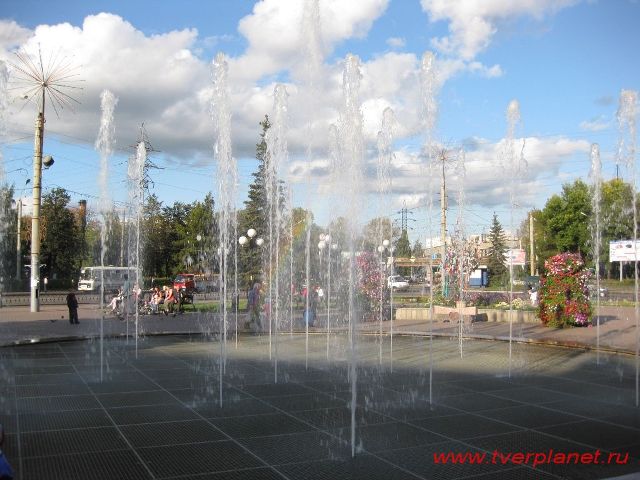Светомузыкальные фонтан-аттракцион на Комсомольской площади