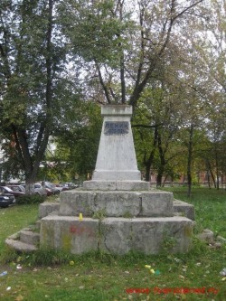 Разрушенный памятник Ленину во дворе Пролетарка