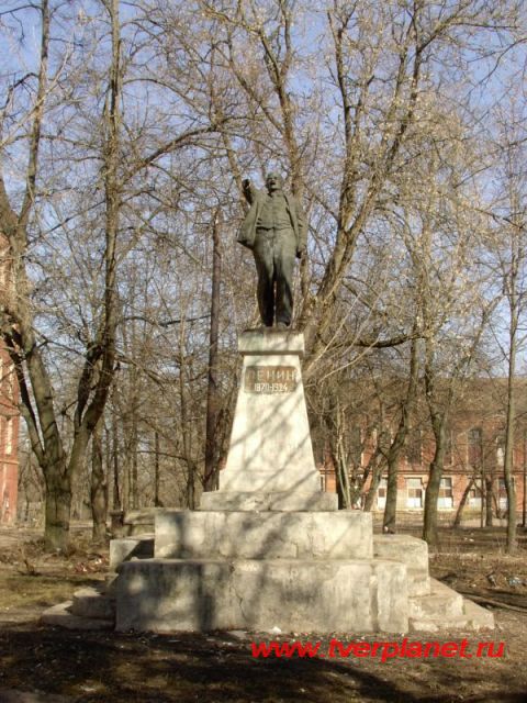 Памятник Ленину во дворе Пролетарки