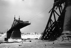 Взорванный Волжский мост через Волгу