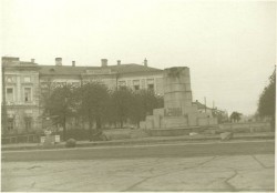 Постамент памятника Ленину. Фото 1942 г.
