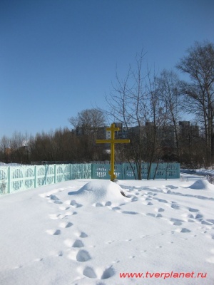 Крест у храма Ксении Петербуржской