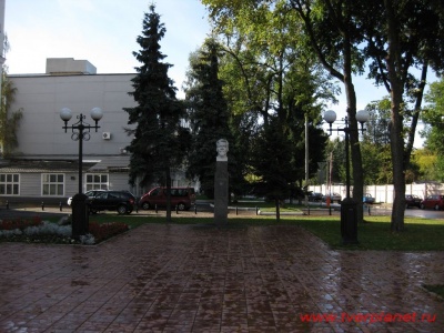 Памятник Калинину у Тверского вагоностроительного завода