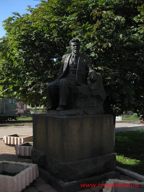 Памятник Калинину на перроне станции Тверь