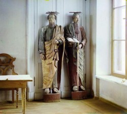 Деревянные скульптуры Петра и Павла. Фото - 1910 год